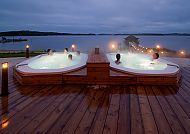 Hotel Sokos Bomba, Wellness, Entspannung im Whirlpool mit Seeblick im Hotel Sokos Bomba.