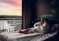 Hotel Sokos Bomba, Zimmerbeispiel, Paar genießt den Sonnenuntergang im Hotel Sokos Bomba.