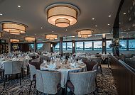 MS ANNIKA, Restaurant, Elegantes Restaurant auf der MS ANNIKA mit stilvoller Einrichtung., Elegantes Restaurant auf der MS ANNIKA mit gedeckten Tischen.