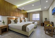 Hotel Ayoub, Beispielzimmer, Modernes, elegantes Hotelzimmer im 4*-Hotel Marokko., Modernes Hotelzimmer mit zwei Betten und stilvoller Einrichtung.