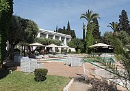 Hotel Transatlantique, Poolbereich, Luxuriöser Poolbereich im 4*-Hotel Marokko, umgeben von Palmen., Hotel Transatlantique, Poolbereich mit Palmen und Liegestühlen.