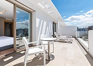 Mid Town Hotel, Balkon, Moderner Hotelbalkon mit Liegestühlen und blauem Himmel., Moderner Hotelbalkon mit Liegestühlen und blauem Himmel.