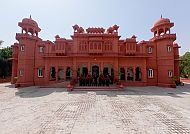 Gaj Kesri Hotel, Aussenansicht, Gaj Kesri Hotel, beeindruckende rote Fassade in Indien., Gaj Kesri Hotel, beeindruckende rote Fassade in Indien.