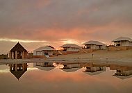 Thar Oasis Resort & Camp, Außenanlage, Thar Oasis Resort & Camp bei Sonnenuntergang, ruhige Spiegelung im Wasser., Thar Oasis Resort & Camp bei Sonnenuntergang, reflektiert im Wasser.
