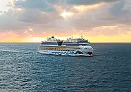 AIDAluna, Kreuzfahrtschiff AIDAluna bei Sonnenuntergang auf offener See., Kreuzfahrtschiff AIDAluna bei Sonnenuntergang auf offener See.