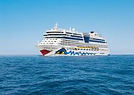 AIDAluna, Kreuzfahrtschiff AIDAluna auf offener See unter blauem Himmel., Kreuzfahrtschiff AIDAluna auf offener See unter blauem Himmel.