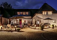 Landhaus Stricker, Außenansicht, Landhaus Stricker bei Nacht, gemütliche Atmosphäre auf Sylt.