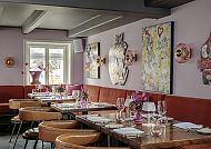 Landhaus Stricker Restaurant, Elegantes Restaurant mit stilvoller Kunst und gemütlichem Ambiente.