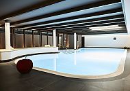 Landhaus Stricker, Pool, Eleganter Innenpool im Sylt Landhaus Stricker Hotel.