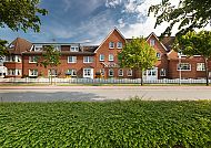 Hotel Haus Seeschwalbe, Außenansicht, Hotel Haus Seeschwalbe, charmante Backsteinfassade im Grünen.