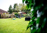 Hotel Haus Seeschwalbe, Garten, Grüner Garten mit Spielplatz im Hotel Haus Seeschwalbe.