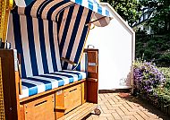 Hotel Haus Seeschwalbe, Garten, Gemütlicher Strandkorb im Garten des Hotel Haus Seeschwalbe.