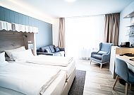 Hotel Haus Seeschwalbe, Zimmerbeispiel, Helles, modernes Hotelzimmer im Hotel Haus Seeschwalbe.
