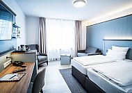 Hotel Haus Seeschwalbe, Zimmerbeispiel, Modernes Hotelzimmer im Hotel Haus Seeschwalbe, hell und einladend.