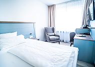 Hotel Haus Seeschwalbe, Zimmerbeispiel, Helles, gemütliches Hotelzimmer im Hotel Haus Seeschwalbe.