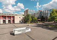 Sheraton Essen Hotel, Außenansicht, Sheraton Essen Hotel neben der Philharmonie Essen bei Sonnenschein.
