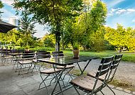 Sheraton Essen Hotel, Terrasse, Terrasse des Sheraton Essen Hotels mit Blick auf grüne Bäume.