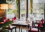 Sheraton Essen Hotel, Restaurant, Elegantes Restaurant im Sheraton Essen Hotel mit Blick ins Grüne.