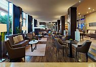 Sheraton Essen Hotel, Lobby, Elegante Lobby des Sheraton Essen Hotels mit stilvollem Interieur.
