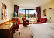 Sheraton Essen Hotel, Zimmerbeispiel, Helles, elegantes Hotelzimmer im Sheraton Essen Hotel mit Ausblick.