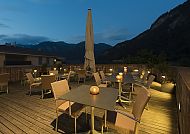 Hotel Weiss Kreuz, Thusis, Terrasse, Gemütliche Abendstimmung auf der Terrasse des Hotel Weiss Kreuz.