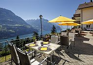 Bellevue Seelisberg, Terrasse, Terrasse mit Seeblick, gelbe Sonnenschirme, Bellevue Seelisberg.
