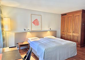 Einstein, St. Gallen, Zimmerbeispiel, Modernes Hotelzimmer im 'Hotels Bahnrundreise Schweiz', St. Gallen.