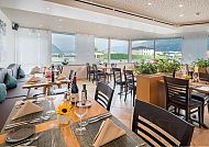 Hotel La Perla, S. Antonino, Restaurant, Modernes Restaurant mit Bergblick im Hotel La Perla, S. Antonino.
