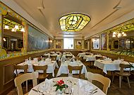 Hotel Ambassador, Brig, Restaurant, Elegantes Restaurant im Hotel Ambassador, Brig, mit stilvoller Dekoration.