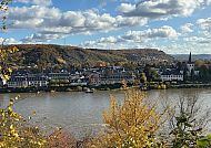 Ringhotel Haus Oberwinter, Lage, Blick auf malerische Rheinlandschaft mit herbstlichen Farben.