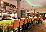 Leonardo Hotel Bad Kreuznach, Bar, Moderne Bar im Leonardo Hotel Bad Kreuznach mit stilvoller Beleuchtung.