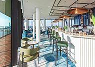 The Westin Hamburg Elbphilharmonie, Bar, Moderne Bar im Westin Hamburg mit Blick auf die Elbphilharmonie.