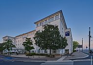Dorint Hotel Bonn, Außenansicht, Dorint Hotel Bonn, moderne Außenansicht bei Tageslicht., Dorint Hotel Bonn, moderne Außenansicht bei klarer Abenddämmerung.