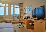 Dorint Hotel Bonn, Zimmerbeispiel, Modernes Zimmer im Dorint Hotel Bonn mit Schreibtisch und TV.