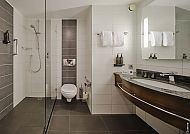 Dorint Hotel Bonn, Zimmerbeispiel Bad, Modernes Badezimmer im Dorint Hotel Bonn mit eleganter Ausstattung.