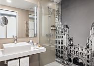 NH Leipzig Zentrum, Zimmerbeispiel Bad, Modernes Badezimmer im NH Leipzig Zentrum mit stilvollem Wandbild., Modernes Badezimmer im NH Leipzig Zentrum mit stilvollem Design.