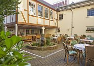 Parkhotel zum Stern, Innenhof, Gemütlicher Innenhof des Parkhotel Zum Stern mit Sitzgelegenheiten.