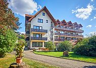 Parkhotel zum Stern, Gästehaus, Parkhotel Zum Stern Gästehaus in sonniger Gartenlandschaft.