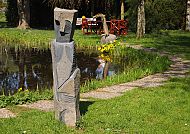 Parkhotel zum Stern, Garten, Skulptur im Garten des Parkhotel Zum Stern, neben einem Teich.