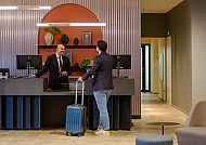 Mercure Zürich City, Lobby, Moderne Lobby im Mercure Zürich City mit Empfangspersonal.