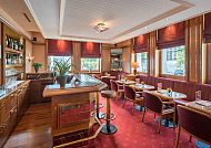 Hotel Mirabeau, Lausanne, Bar, Gemütliche Bar im Hotel Mirabeau, Lausanne, mit eleganter Einrichtung.