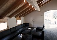 Hotel Weiss Kreuz, Thusis, Lobby, Moderne Lobby im Hotel Weiss Kreuz, Thusis, mit gemütlicher Sitzecke.