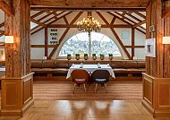 Einstein, St. Gallen, Restaurant, Gemütliches Restaurant mit Holzbalken und Blick auf St. Gallen.