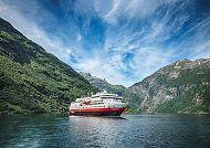MS Finnmarken im Fjord