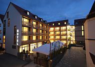 Hotelansicht bei Nacht