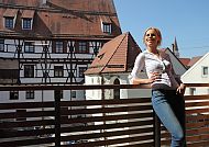 Frau auf dem Balkon