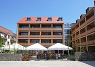 Hotelansicht mit Biergarten