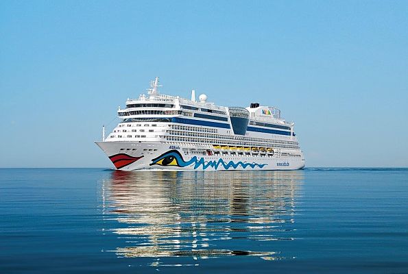 AIDAbella, Kreuzfahrtschiff AIDAbella auf ruhiger See unter blauem Himmel.