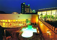 Aussenansicht nachts, Wyndham Hotel Stralsund HanseDom bei Nacht, beleuchteter Außenbereich., Wyndham Hotel Stralsund HanseDom bei Nacht, beleuchteter Poolbereich.