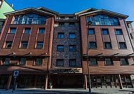 Moderne Hotelaußenansicht bei klarem Himmel, Magic Massana.